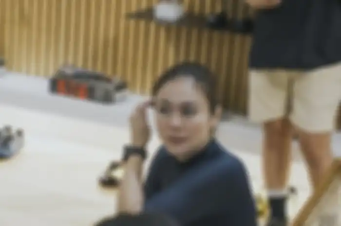 Wulan Guritno mengunggah foto hitam polos yang menunjukkan bahwa dirinya tengah berduka.