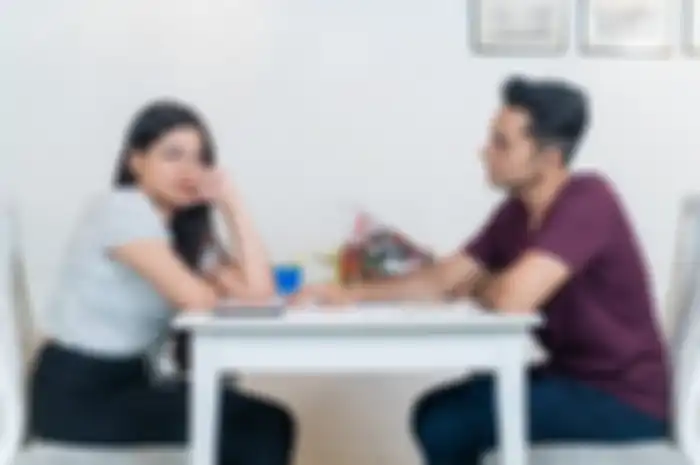 Ilustrasi berantem sama pacar. Kenapa orang cenderung suka membandingkan-bandingkan gebetan baru dengan cinta pertama mereka? 