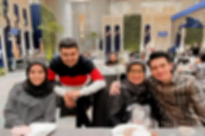 Irwansyah bangga foto bersama sang ibunda. Kondisi ibunda Irwansyah makin drop usai ditinggal pergi kekasih hati.