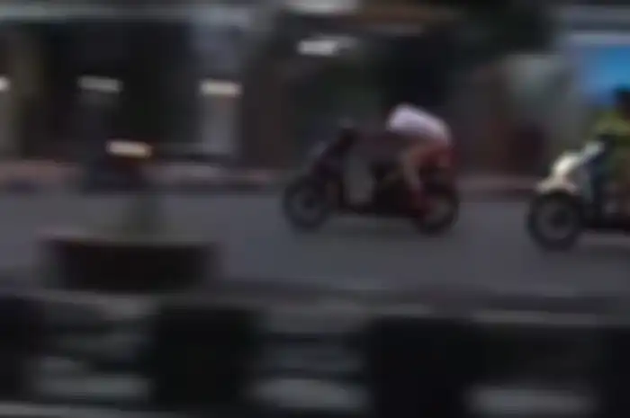 Viral, video dua ABG balap liar di tengah iring-iringan mobil ambulans di jalan raya, apa tujuannya?