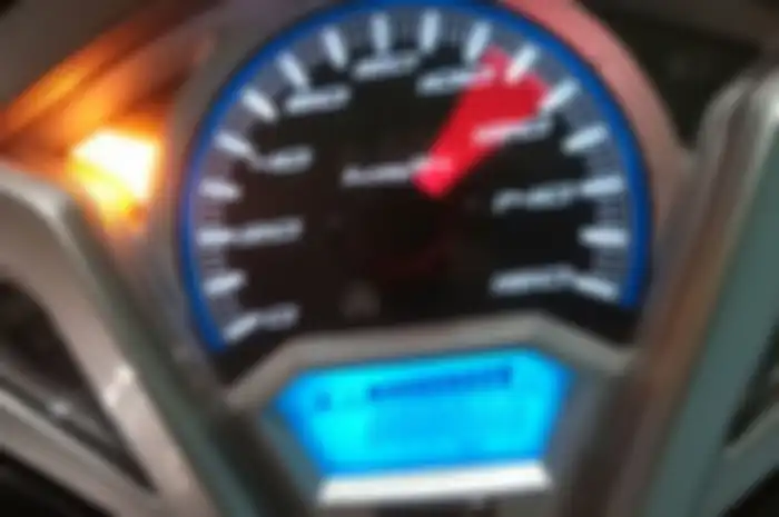 Kunci kontak ON jarum spidometer langsung naik full. Tunggu sampai turun baru bisa distarter