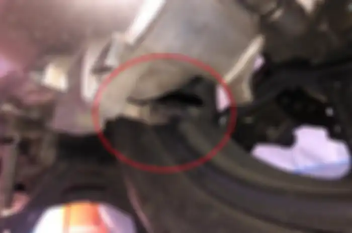 Terdapat slang hitam pendek tapi berlubang di bawah CVT motor matik, ternyata fungsinya sangat penting.
