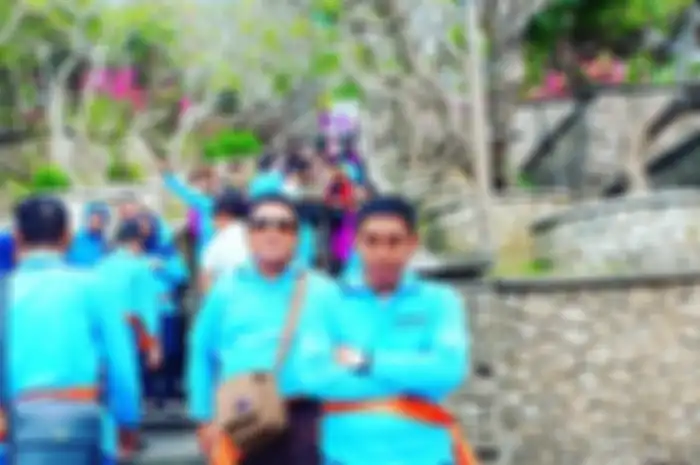 Mardani Hamdan, Satpol PP yang memukul wanita hamil (kanan) terus mendapat hujatan di media sosial. Foto lawasnya dirundung habis-habisan.