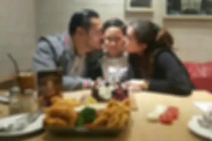 Alino Octavian, bintang sinetron Suara Hati Istri (kiri) meninggal dunia. Ini foto kenangan Alino Octavian bareng keluarga.