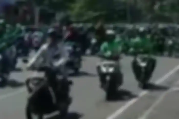 Tangkapan layar video ratusan driver ojol di Bandung protes kebijakan PPKM.