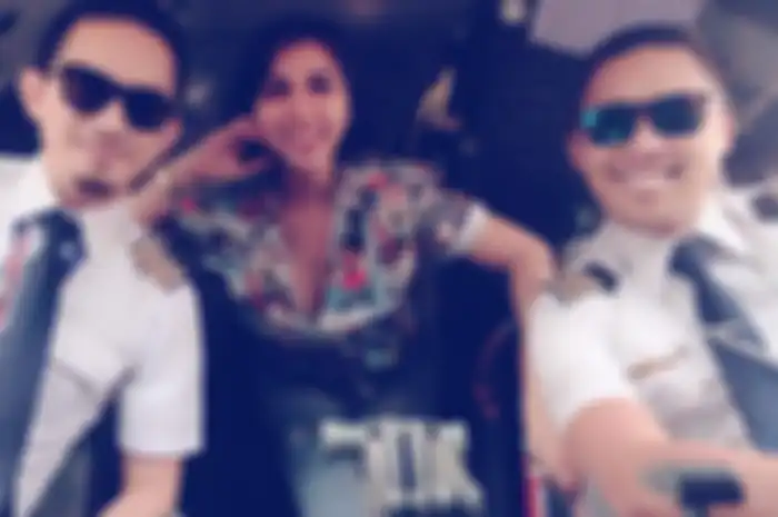 Selebgram Gebby Vesta (tengah) mendadak menjadi sorotan usai nyolot ke petugas bandara viral.