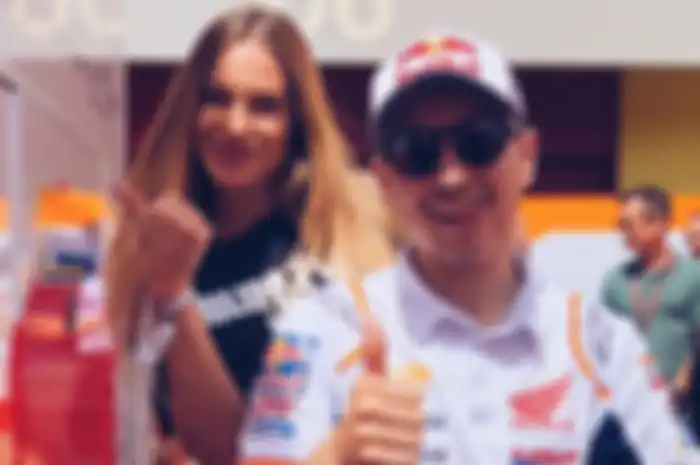 Jorge Lorenzo berpose bareng model Taylor Mega