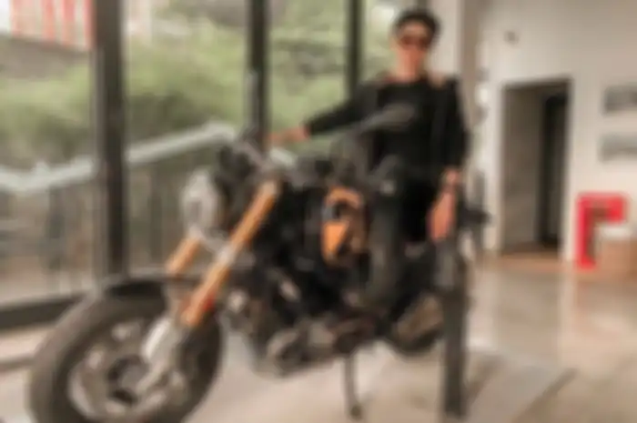 Nikita Mirzani bersama motor gede BMW Nine R Special.