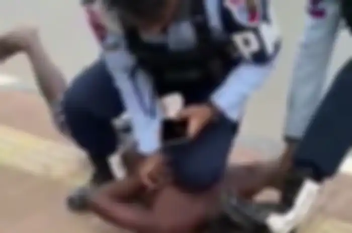 Peristiwa prajurit TNI AU yang menginjak kepala warga Papua viral di media sosial. Foto kejadian ini menuai banyak kecaman. 