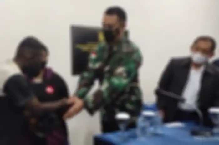 Komandan Lanud (Danlanud) Johannes Abraham Dimara Kolonel Pnb Herdy Arief Budiyanto meminta maaf kepada warga Papua yang diinjak kepalanya oleh 2 anggota TNI AU.