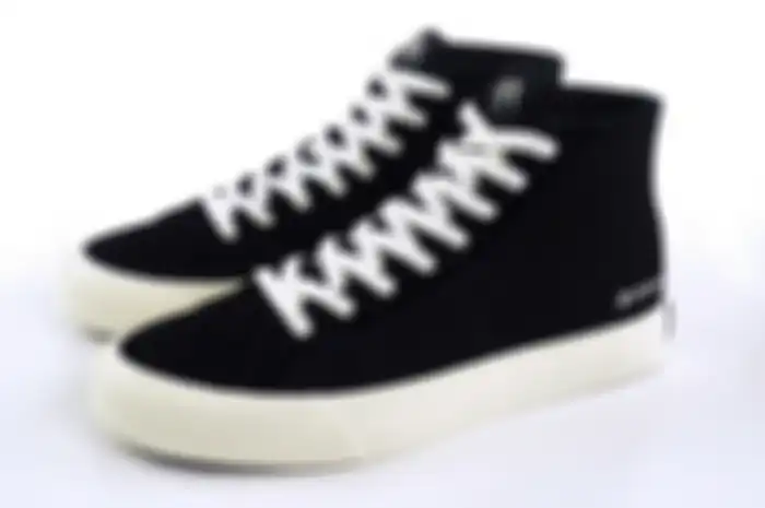 Sneakers High Hitam Putih Moos