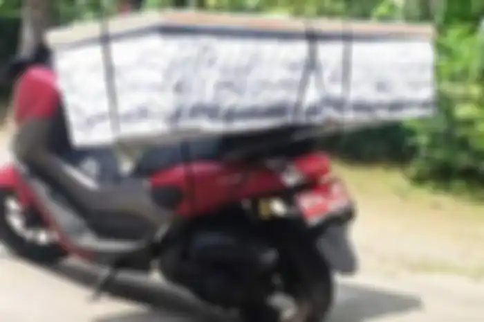 Geger, Kepala Desa (Kades) naik Yamaha NMAX bawa peti mati sejauh 15 Km untuk membantu warga yang sedang kesusahan.