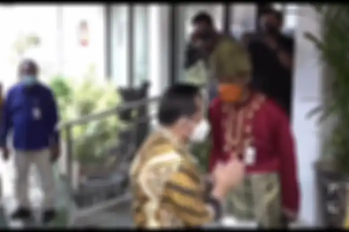 Tito Karnavian kecele lantaran penampilan Ganjar Pranowo saat menyambut kedatangan dirinya di Kabupaten Kendal, Jawa Tengah. 