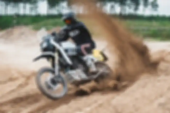 Modifikasi Yamaha Tenere 700 bergaya retro rally garapan Deus ex Machina Italia.