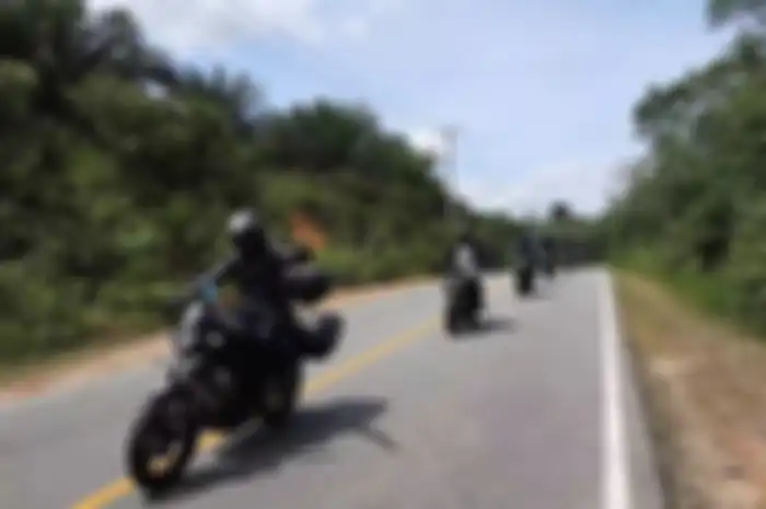 Biker Yamaha XSR 155 makin gemar taklukan alam menantang Kalimantan.