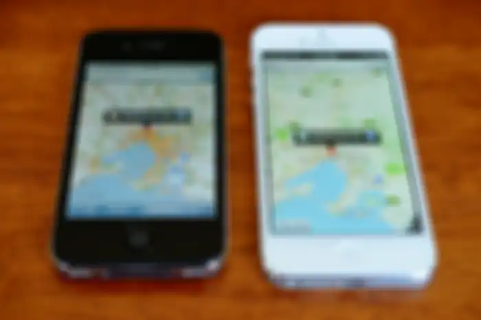Ilustrasi Google Maps dan Apple Maps di iPhone