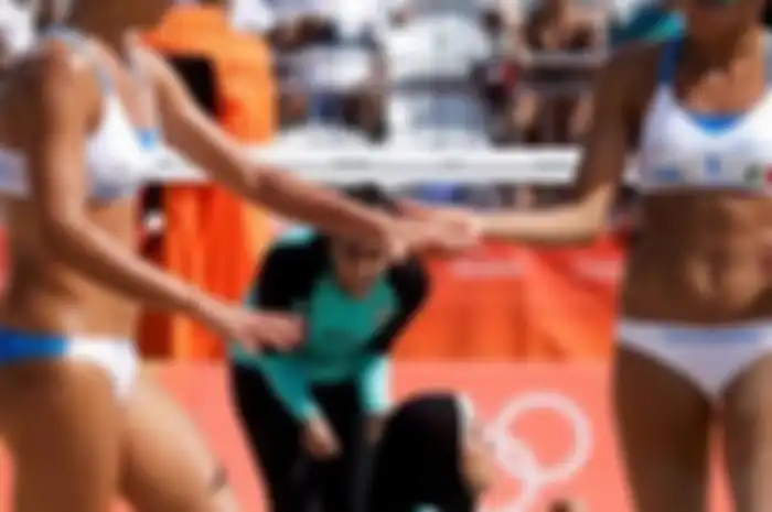 Doaa Elghobashy, pemain voli pantai berhijab asal Mesir in menjadi sorotan saat berlaga di Olimpiade. 