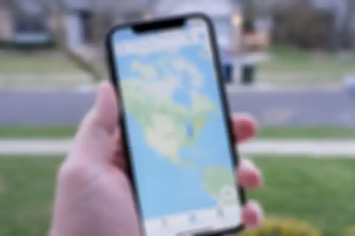 Ilustrasi Google Maps di iPhone