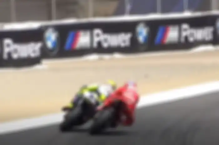  Duel Sengit Valentino Rossi Lawan Casey Stoner di Laguna Seca, Berakhir Nyungsep di Gravel