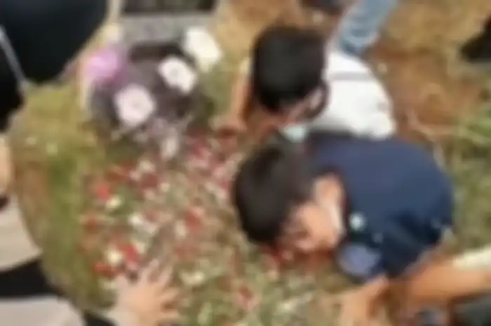Potret 2 bocah ini bikin meleleh. Keduanya terus mengucapkan salam sembari menempelkan telinga di atas pusara ibunda. 