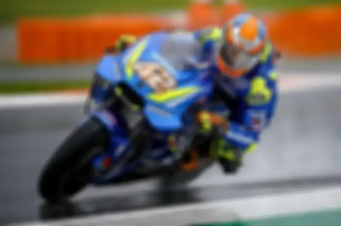 Alex Rins dari tim Suzuki saat menerjang hujan