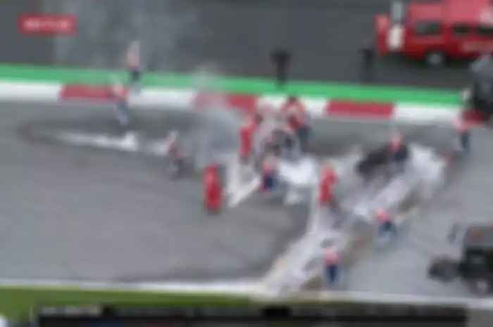 Serem, dua motor MotoGP milik Dani Pedrosa dan Lorenzo Savadori terbakar hangus di race MotoGP Styria 2021, (8/8/2021).