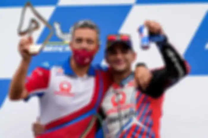 Jorge Martin (kanan) bikin banyak rekor setelah juara di MotoGP Styria 2021, (8/8/2021) di antaranya persembahkan kemenangan pertama bagi Pramac Racing dan rayakan bareng manajer tim Francesco Guidotti (kiri) 