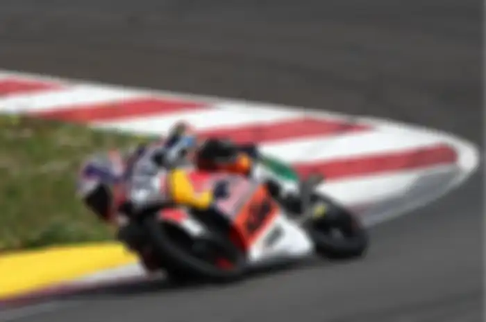 Mantap, pembalap Indonesia Mario Suryo Aji kembali gasak poin pada Race 2 Red Bull Rookies Cup 2021 di sirkuit Red Bull RIng, Austria