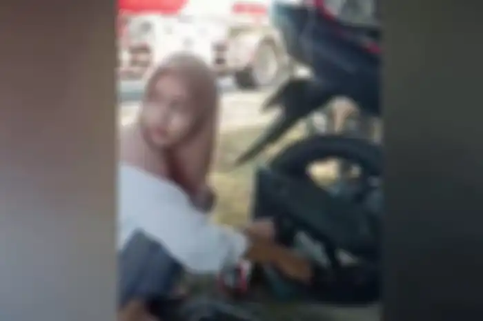 Bikin terenyuh, video gadis cantik berumur 18 tahun sudah menjadi tukang tambal ban, ternyata cita-citanya mulia.