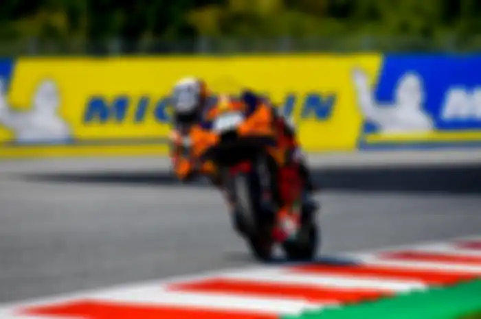Merinding, begini kondisi ban pembalap MotoGP yang menikahi adiknya sendiri, Miguel Oliveira di MotoGP Styria 2021.