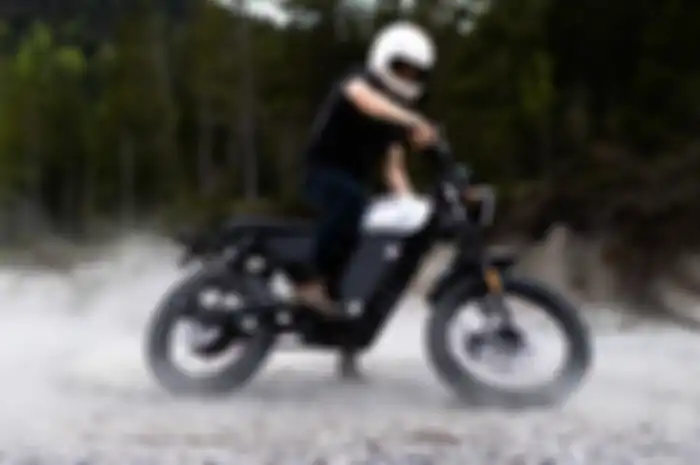 Motor listrik baru Black Tea Bonfire. Tampang retro klasik mirip Kawasaki W175, harga setara 4 unit Honda BeAT.