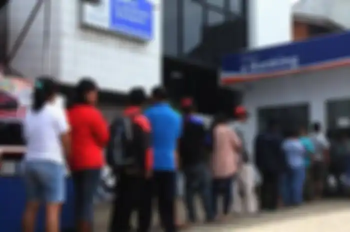 Foto ilustrasi pengambilan bansos atau bantuan dari pemerintah di ATM