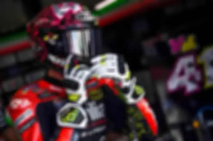 Aleix Espargaro pembalap MotoGP Aprilia pakai helm KYT