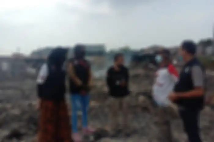 Bikers yang tergabung di dalam Suzuki Motorcycle Club (SMC) Bekasi Raya membagikan bantuan ke korban kebakaran di Bekasi Timur.