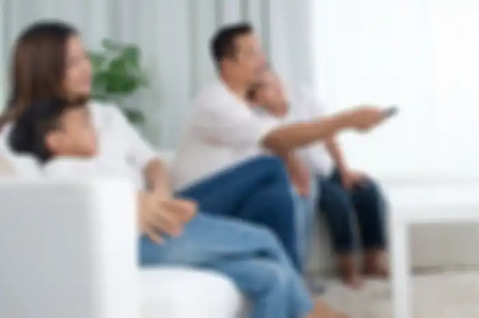 Ilustrasi-Keluarga yang sedang menonton televisi di rumah. 