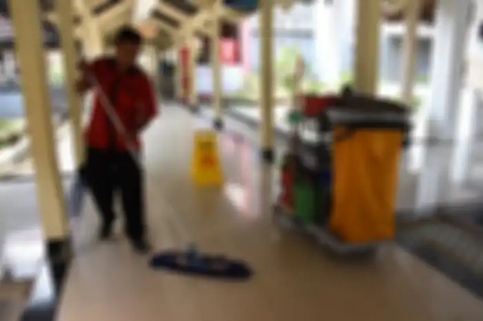 Ilustrasi pekerja cleaning service di rumah sakit. Apakah karyawan cleaning service rumah sakit dapat subsidi gaji Rp 1 juta? 