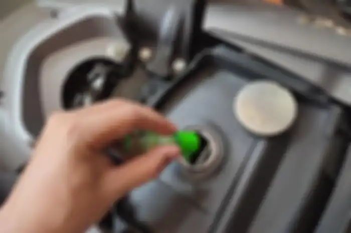 Minyak kayu putih bikin bensin naik angka oktannya dan bikin lolos tilang uji emisi