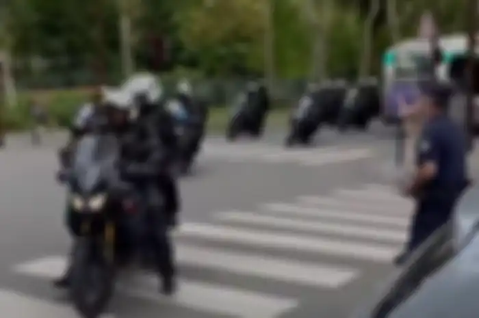 Ratusan Personil Polisi Paris kawal Messi hingga blokir beberapa titik jalan.