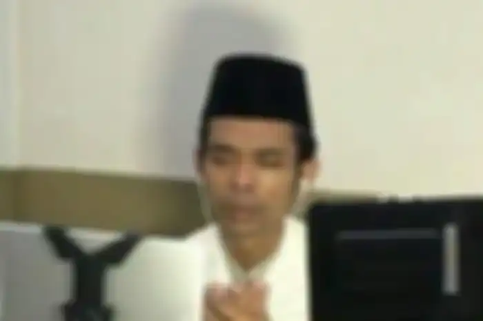 Foto Ustaz Abdul Somad menangis. UAS pergi ke makam malam-malam hingga memberikan kesedihan mendalam.
