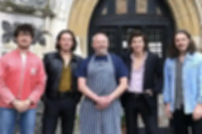 Arctic Monkeys dengan Peter Harrison, chef dan pemilik venue di Pantai Suffolk, tempat Arctic Monkeys merekam album baru mereka.