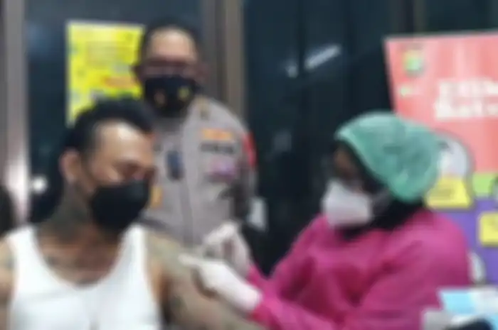 Jerinx SID jalani vaksinasi covid-19 di Dokkes Polda Metro Jaya, Minggu (16/8/2021).