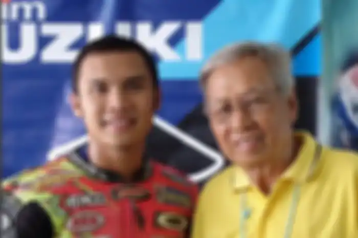 Menyambut HUT RI ke-76, kenalan sama mekanik Indonesia, Om Chia (kanan) penemu mesin Big Bang di MotoGP yang menjadi kesukaan Valentino Rossi.