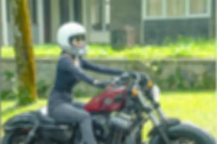 Enggak nyangka, artis seksi Wika Salim hobi banget naik motor gede (moge) sampai bergabung di tiga komunitas.