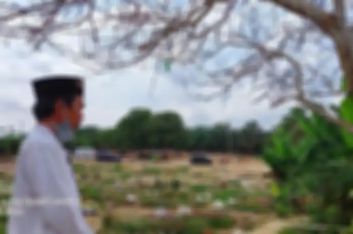 Ustaz Abdul Somad berjalan-jalan ke sebuah kompleks permakaman. UAS bicara kematian yang membuat netizen bak tersambar petir.