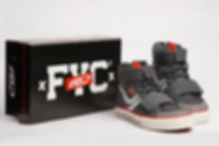 Menyambut HUT RI ke-76, ban FDR berkolaborasi dengan FYC Footwear membuat sepatu kece untuk para bikers.