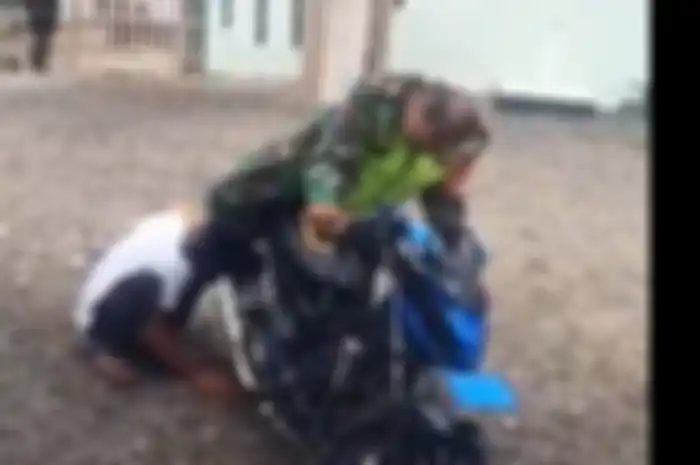 Viral video seorang oknum anggota TNI menggeber knalpot racing sampai menyentuh limiter di samping kuping pemotor.