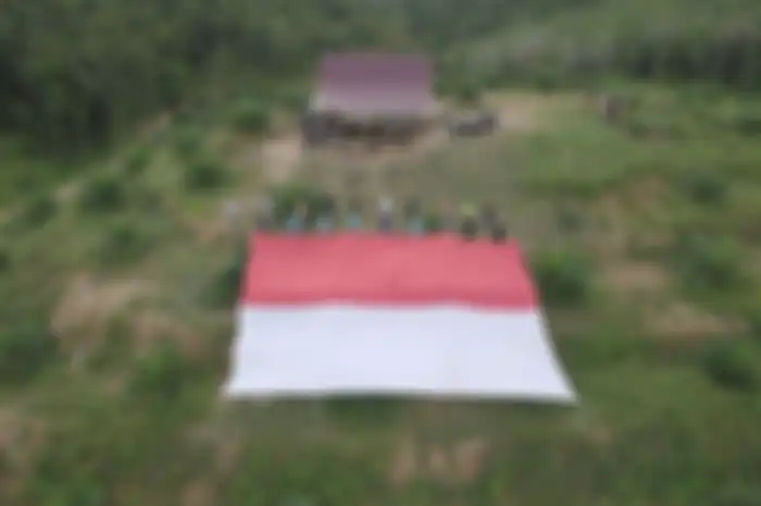 Memperingati HUT RI ke-76, Yamaha bersama Karang Taruna Desa Teru mengibarkan bendera Merah Putih raksasa.