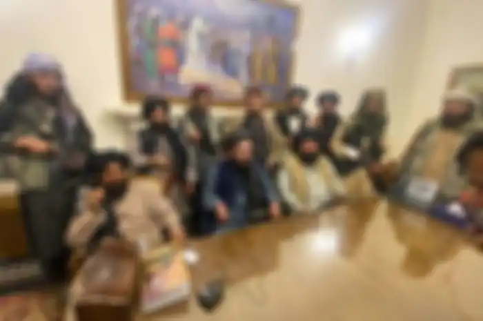 Kelompok Taliban saat menguasai istana kepresidenan Afghanistan