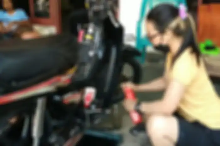 Wow Ada Guru TK Wanita yang Alih Profesi Jadi Mekanik Bengkel Motor, Bongkar Pasang Karburator Sudah Biasa