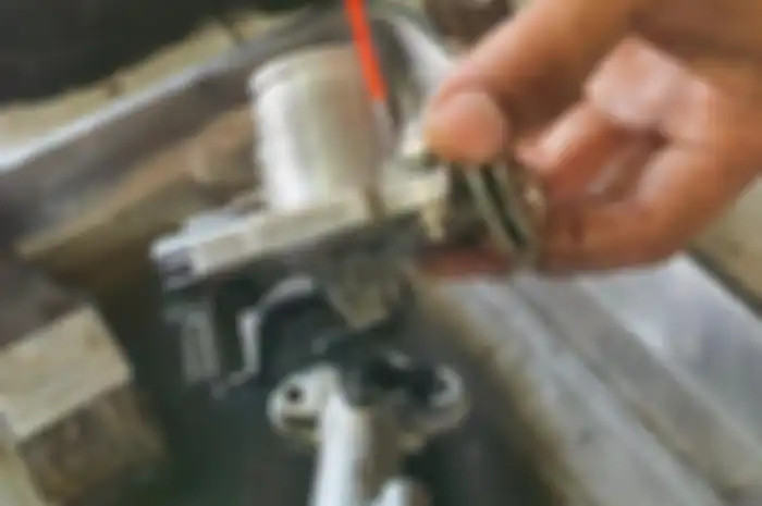 Cairan carburator cleaner berfungsi untuk membersihkan kotoran yang membandel pada Throttle Body 